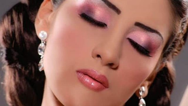 الماكياج الزهري أبرز صيحات الجمال لهذا الموسم
