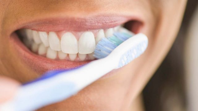 بدائل طبيعية لتنظيف الأسنان.. تعرفي عليها