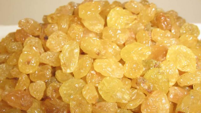 تعرفي على منافع الزبيب الأصفر للتخسيس