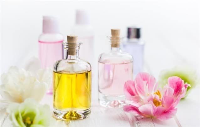 بدائل طبيعية تغنيك عن استخدام العطر.. هل تجرئين؟