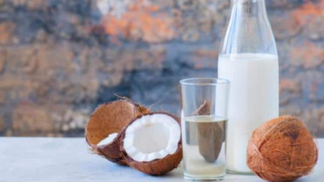 لشعر صحى ولامع.. طبقي وصفات حليب جوز الهند
