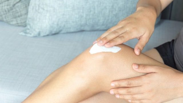 خطوات بسيطة تخلصك من اسوداد الركبتين