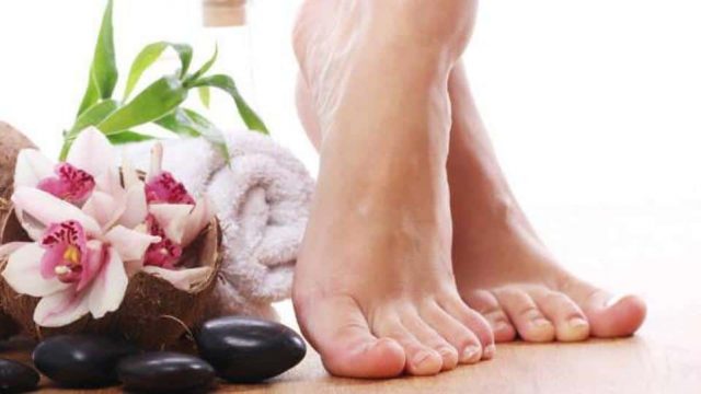 حلول منزلية تنقذك من رائحة القدمين الكريهة!