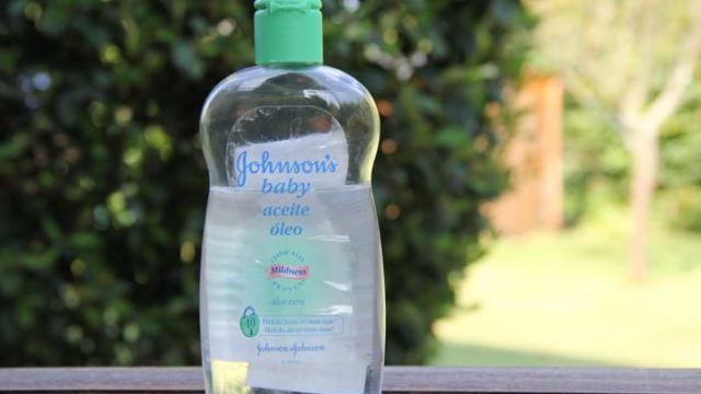 5 استخدامات وفوائد لزيت جونسون على الجسم .. تعرفي عليها الآن