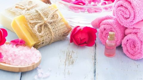صابون الورد والألوفيرا.. اصنعيه بنفسك وانعمي بجمال جذاب هذا الموسم