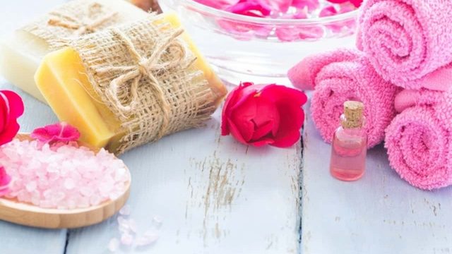 صابون الورد والألوفيرا.. اصنعيه بنفسك وانعمي بجمال جذاب هذا الموسم