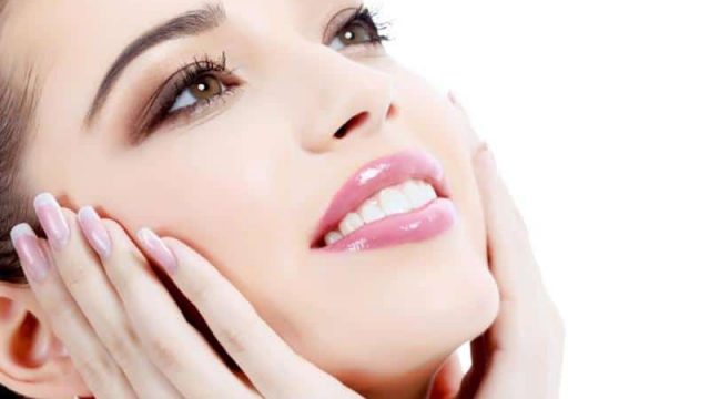 مكونات جمالية تضر بصحة البشرة.. تجنبيها