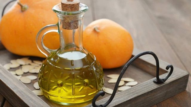 زيت بذور اليقطين كنز ثمين للبشرة والشعر.. تعرفي عليه أكثر