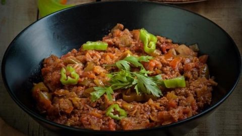 خطوات تجهيز قلاية البندورة باللحمة المفرومة