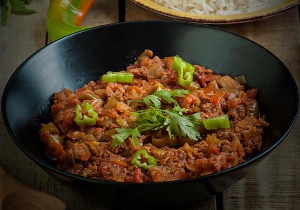 خطوات تجهيز قلاية البندورة باللحمة المفرومة