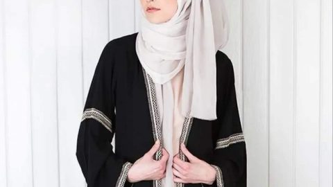 للمحجبات: كيفية تنسيق الحجاب مع ملابس باللون الأسود