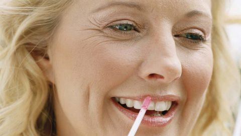 طريقة تطبيق الماكياج للبشرة المتقدمة في السن