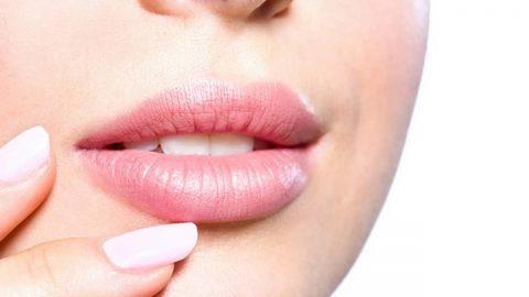 6 خطوات لتطبيق ملمع الشفاه الممزوج بالضلال البراقة