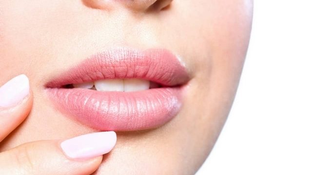 6 خطوات لتطبيق ملمع الشفاه الممزوج بالضلال البراقة