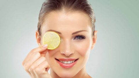 وصفات طبيعية من الليمون لتفتيح البقع الداكنة في الوجه