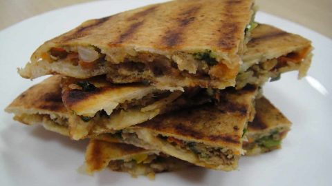 خطوات تجهيز عرايس اللحم بالخبز