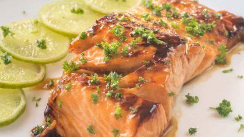 خطوات تجهيز سلمون مشوي بالليمون