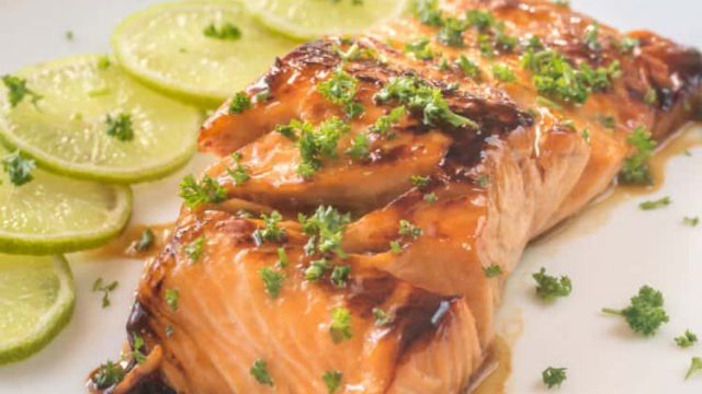 خطوات تجهيز سلمون مشوي بالليمون