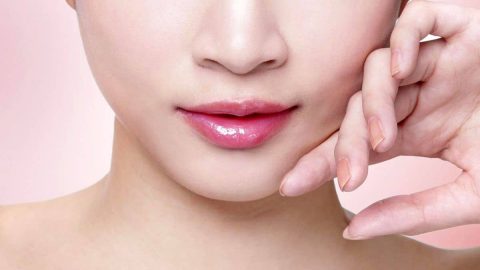 كيف تحصلين على شفاه وردية ومتألقة في 6 خطوات؟ 