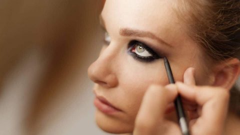 3 طرق بسيطة لرسم الآيلاينر للمبتدئين