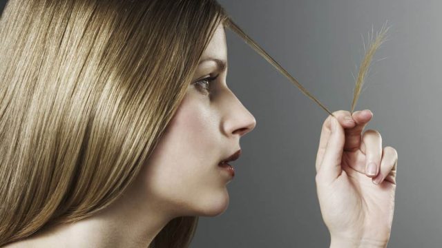 ابتعدي عن هذه العادات اليومية لأنها تتسبب في تقصف شعرك وتلفه