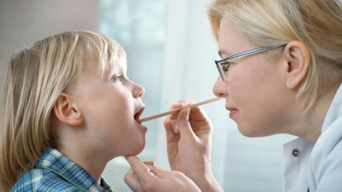 كيف تعتنين بطفلك بعد عملية استئصال اللوزتين؟