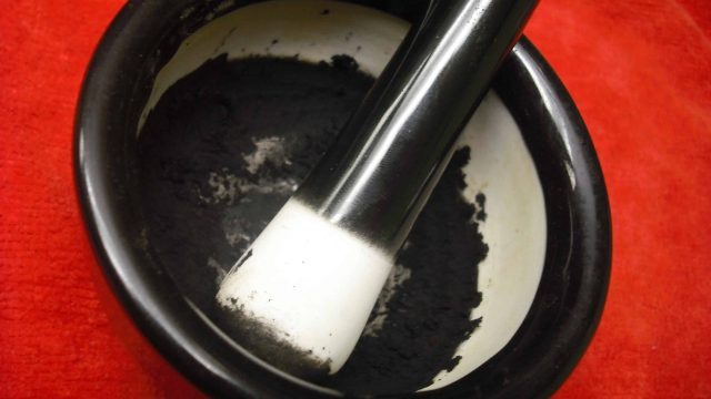 3 طرق لصناعة الكحل بألوان مختلفة في المنزل