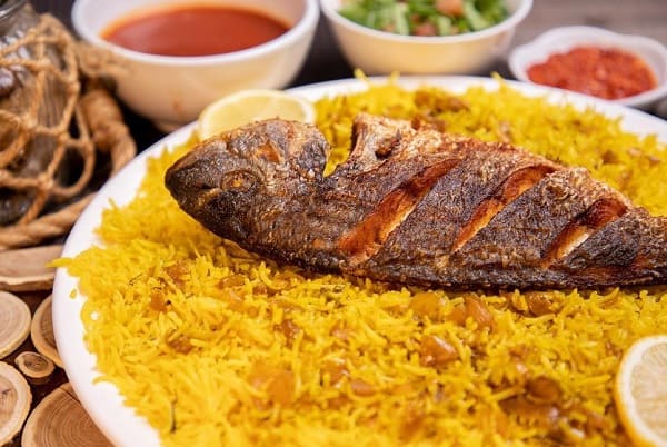 خطوات تجهيز الأرز مع السمك المشوي