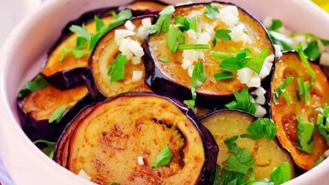 خطوات تجهيز الباذنجان بالخل والثوم