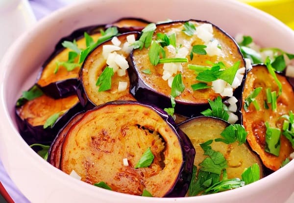 خطوات تجهيز الباذنجان بالخل والثوم