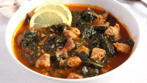 خطوات تجهيز السبانخ بصلصة الطماطم