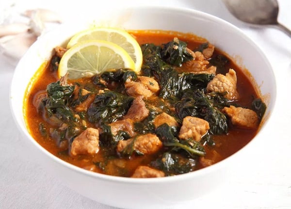 خطوات تجهيز السبانخ بصلصة الطماطم