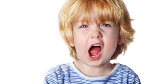 طرق تربوية سليمة للتعامل مع الطفل العنيف