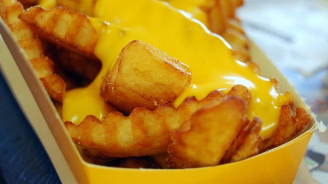 ألذ وصفة لتجهيز البطاطس المقلية مع الجبنة