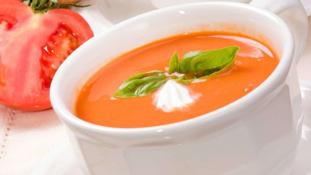 خطوات تجهيز شوربة الطماطم للحمية