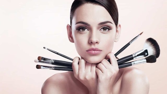 كيف تقومين بعمل مكياج مناسب للنهار خطوةً بخطوة؟