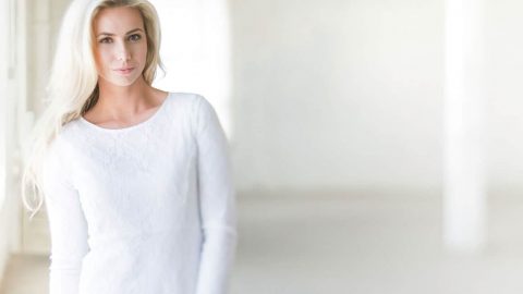 اللون الأبيض يكتسح عروض الموضة لشتاء 2019