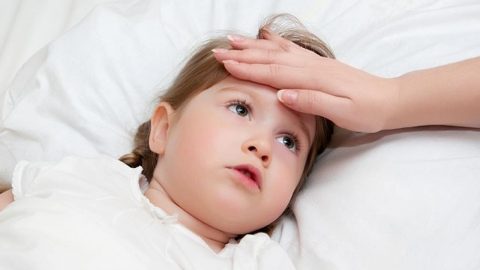 طرق طبيعية لخفض حرارة الطفل في المنزل