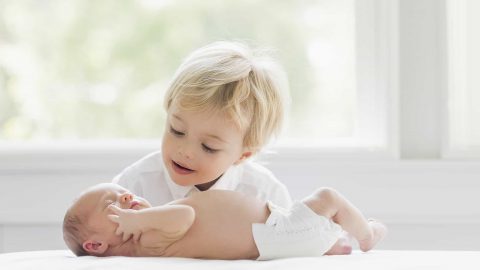 كيف تحافظين على نفسية طلفك عند الوضع للمرة الثانية؟