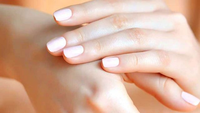 هذه المكونات الطبيعية تخلصك من هشاشة الأظافر!