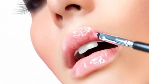 نصائح عملية لتطبيق غلوس الشفاه بشكل مثالي