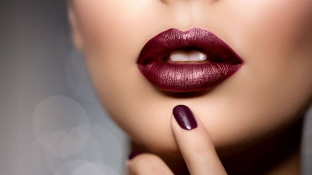 تعلمي طريقة تطبيق قلم تحديد الشفاه.. لشفاه لا تقاوم!