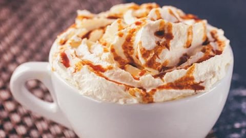 خطوات تجهيز لاتيه الكراميل الساخن