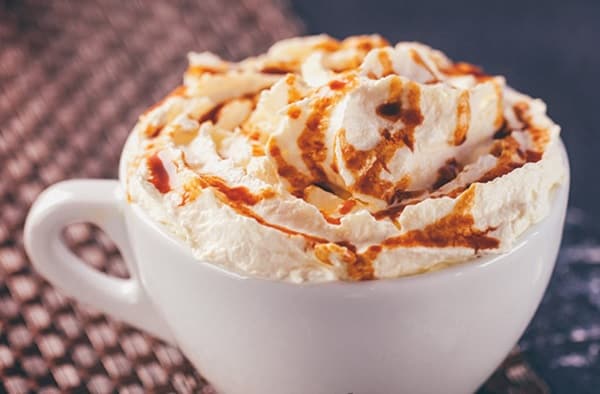 خطوات تجهيز لاتيه الكراميل الساخن