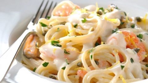 طريقة تجهيز المكرونة السي فود بالصوص الأبيض