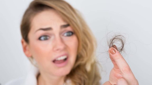 7 نصائح ذهبية لمنع تساقط الشعر