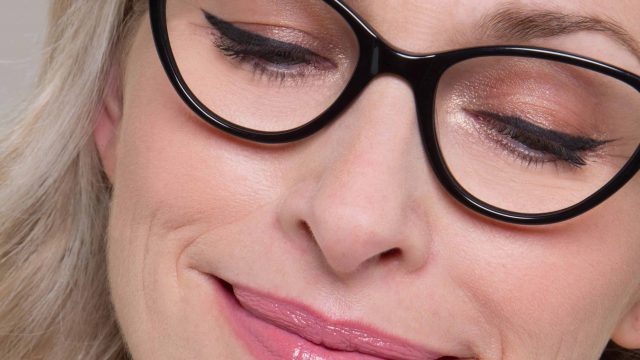 نصائح لتطبيق ماكياج مثالي لصاحبات النظارات الطبية