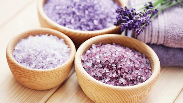 دللي نفسك باستخدام أملاح الاستحمام