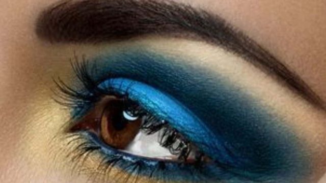 ماكياج عيون باللون الأزرق الكوبالت للسهرات.. جربيه
