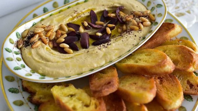 طريقة تجهيز طبق الحمص مع الزيتون والصنوبر